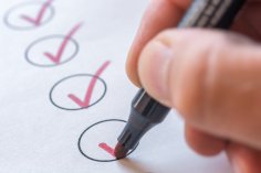Checking completed tasks on a list Checkliste wird abgehakt