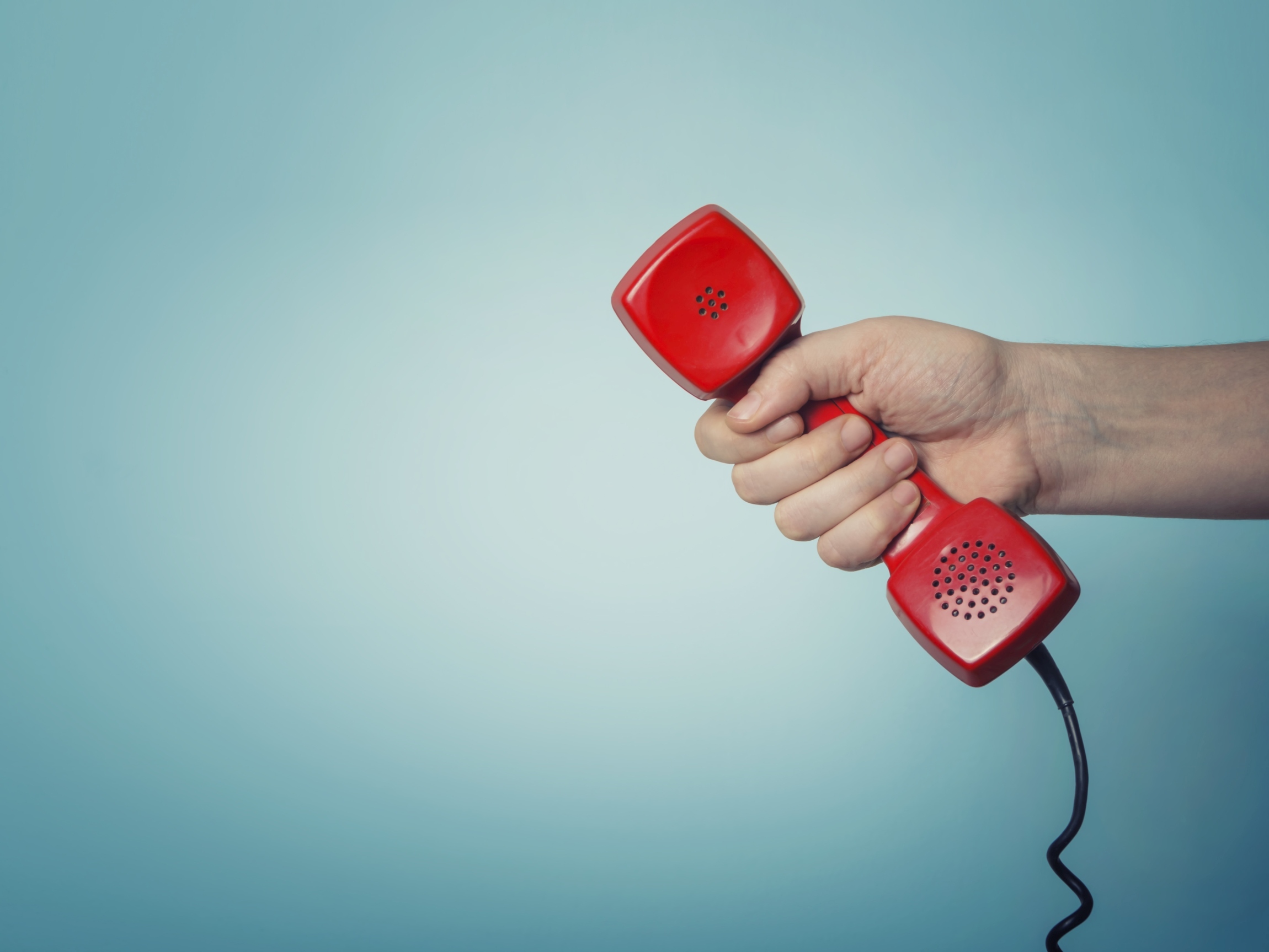 Old red phone Roter Telefonhörer in der Hand