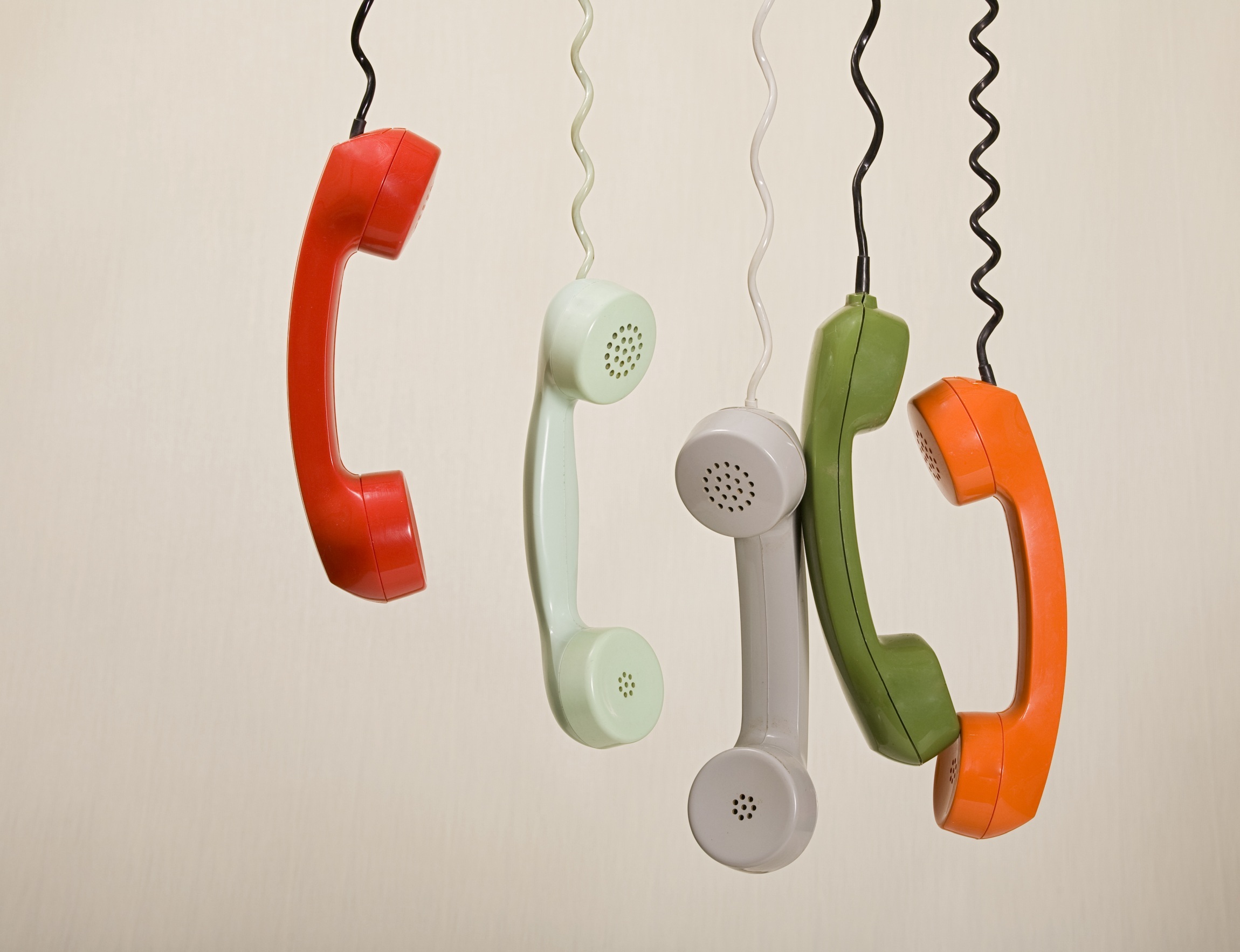 resting talks Fünf verschiedenfarbige Telefonhörer