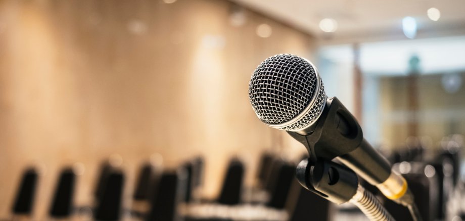 Microphone in Conference Seminar room Business Meeting Event Mikrofon und Stühle