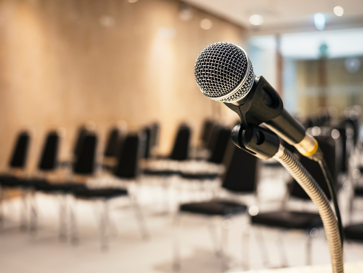 Microphone in Conference Seminar room Business Meeting Event Mikrofon und Stühle