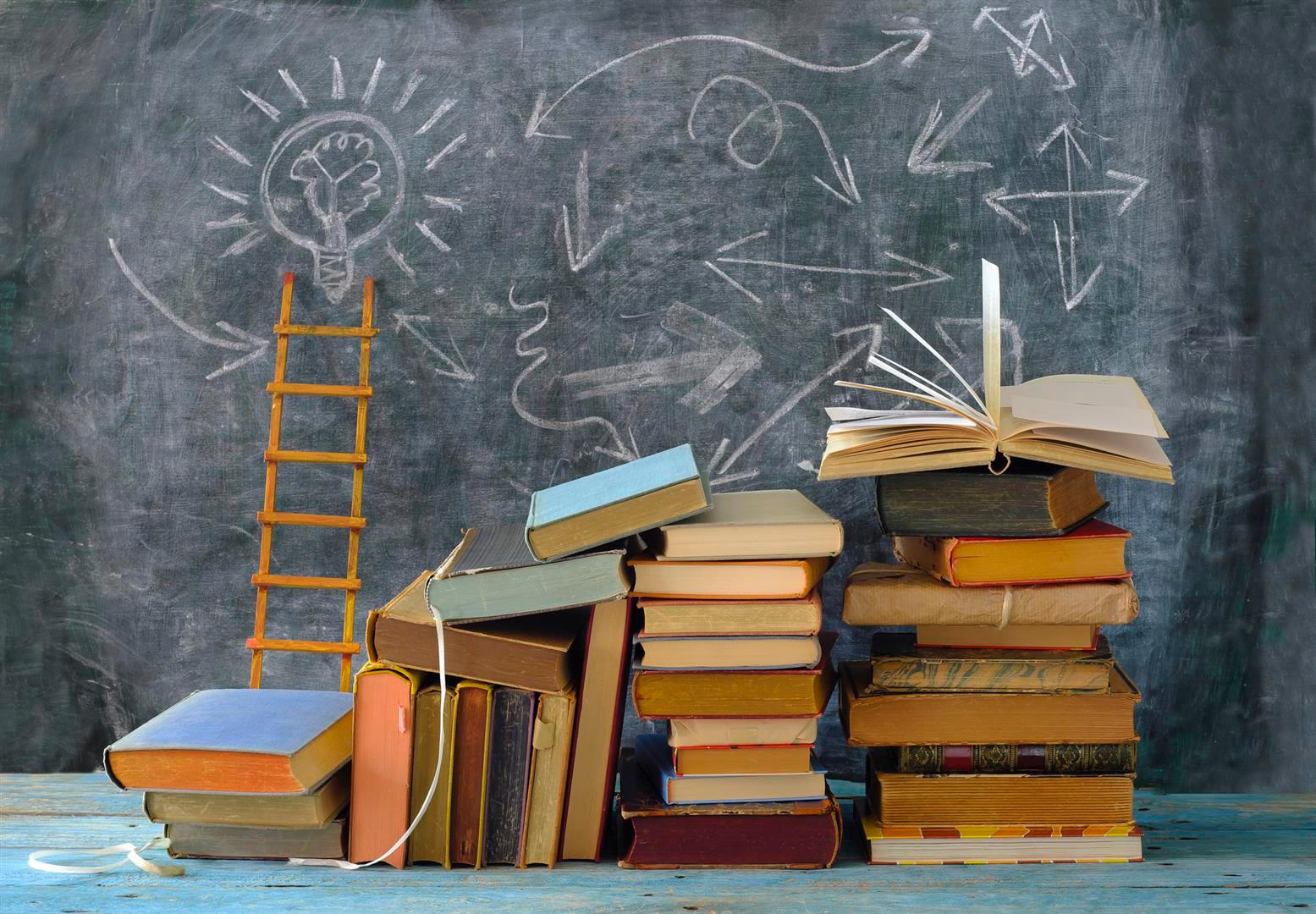 unordentlich gestapelte Bücher