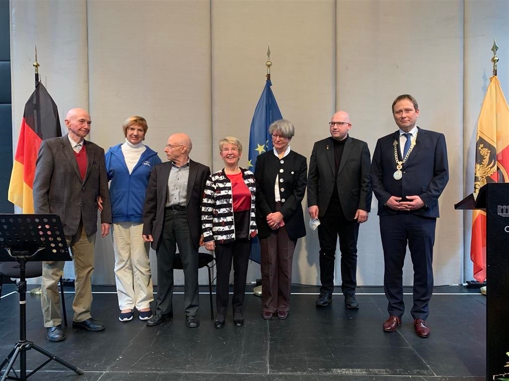 v.l.n.r: Herr Deichfuß (NABU), Frau Kröber (NABU),, Herr Becker (NABU), Frau Frankenbach, Frau Hoppenrath, Herr Stein, Oberbürgermeister Hebich 