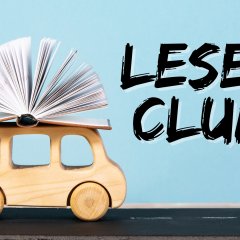 Holzauto mit einem aufgeschlagenem Buch oben drauf, daneben in Druckbuchstaben: Leseclub