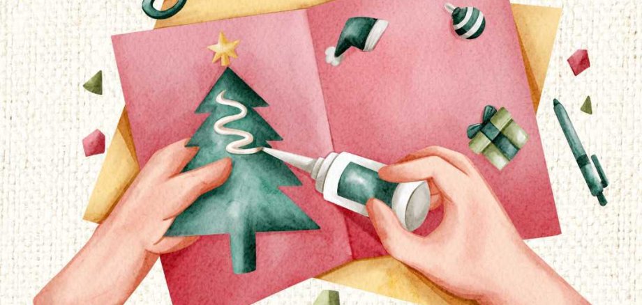 Kurse Homepage Hände gestalten eine Weihnachtskarte mit Tannenbaum, nebendran liegen Bastelutensilien wie Schere und Kleber