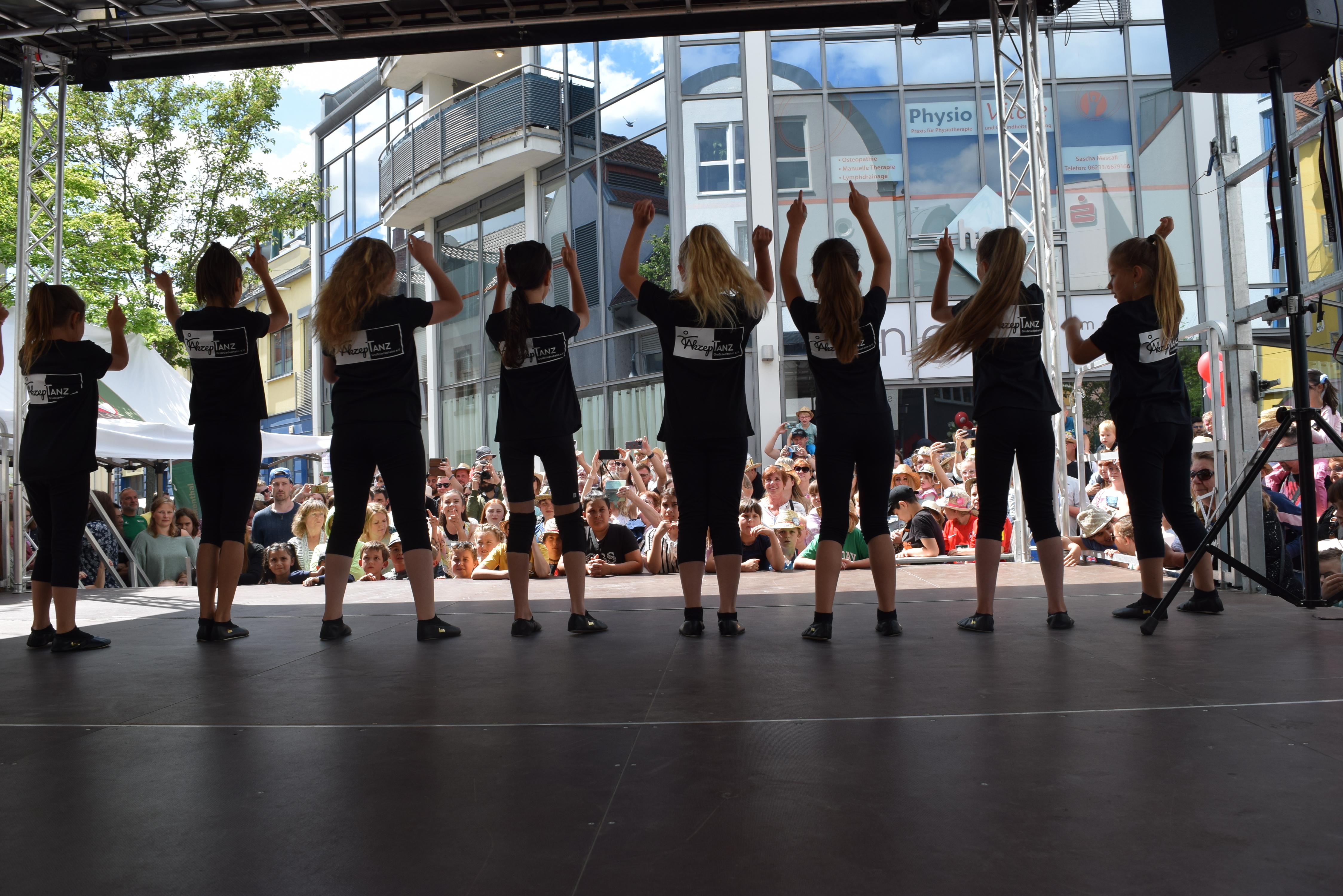 Kinder auf Bühne vor Publikum beim Kinderstrohhutfest