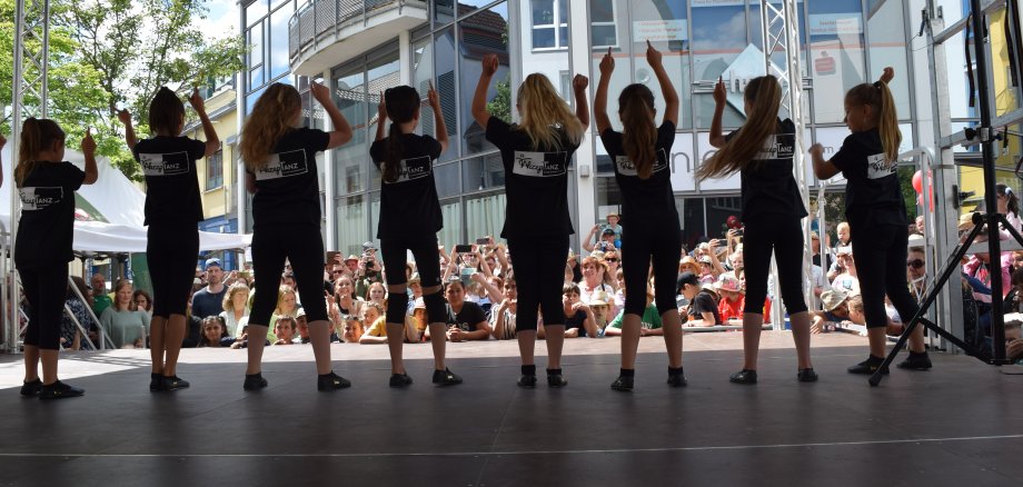 Kinder auf Bühne vor Publikum beim Kinderstrohhutfest