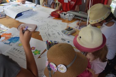 Kinder beim Basteln am Tisch