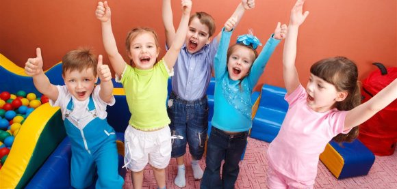 Eine Kindergruppe mit Händen in der Luft