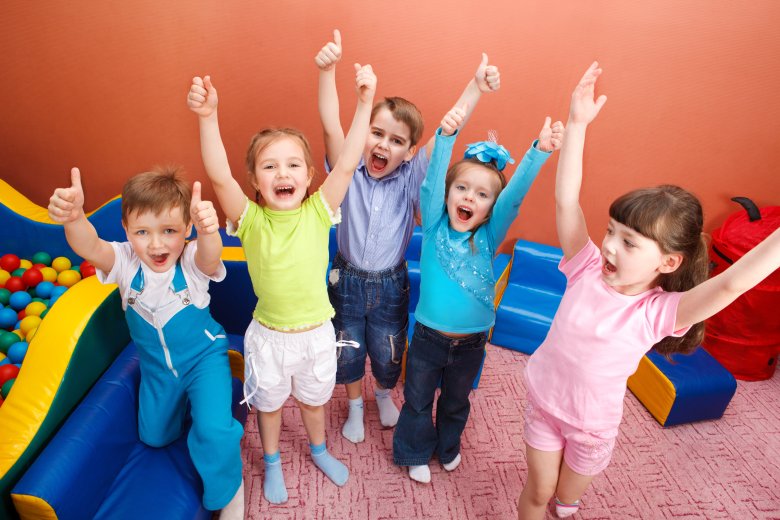 Jubelnde Kinder Fünf jubelnde Kinder