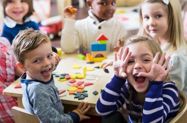Eine Gruppe Kinder beim Basteln