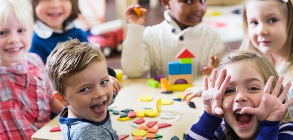 Eine Gruppe Kinder beim Basteln