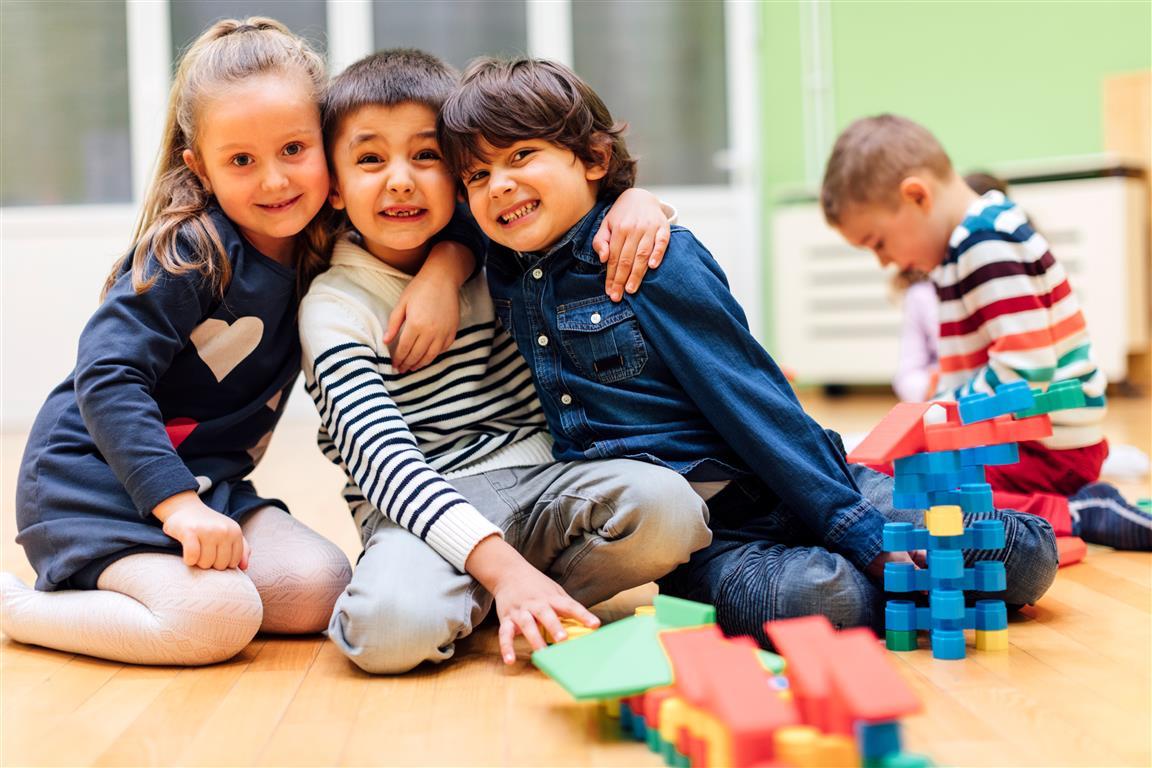 Drei Kinder umarmen sich Drei Kinder umarmen sich