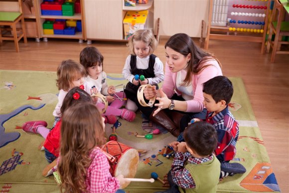 Kindergruppe im Sitzkreis