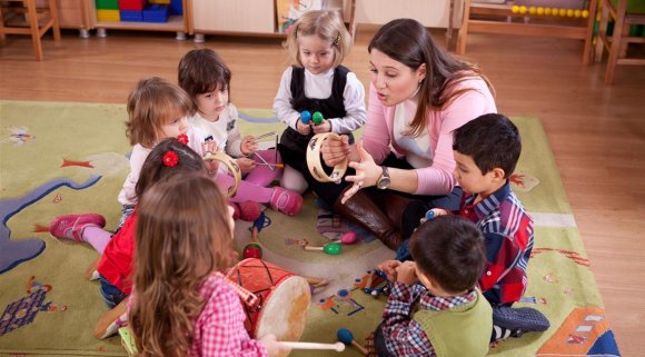 Kindergruppe im Sitzkreis