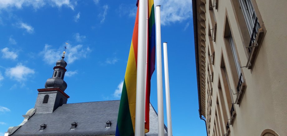 Regenbogenflagge vor dem Rathaus