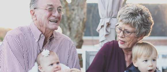 Zwei ältere Menschen mit einem Kind