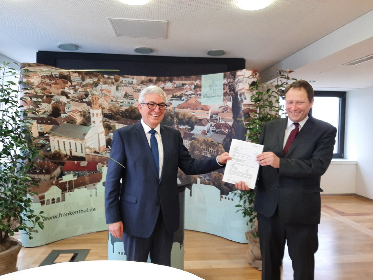 ZOB Förderbescheid ISEK Lewentz Hebich 20220203_foto_pressestelleFT 