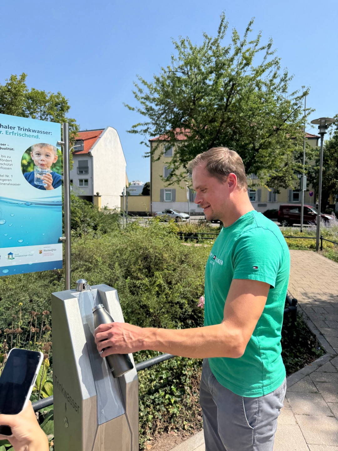 Mann an einem Trinkwasserbrunnen