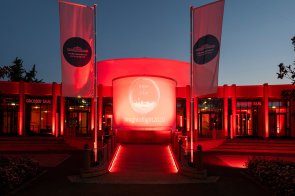 Night of Light ConcressForum Frankenthal Rot beleuchtetes Gebäude