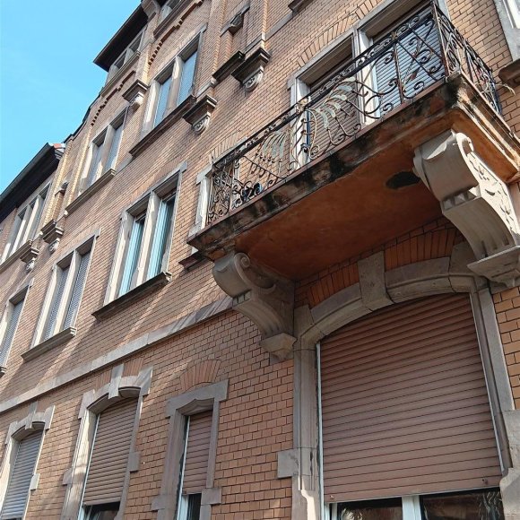 Haus mit Balkon
