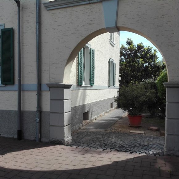 Tor Altbau Wohnhaus