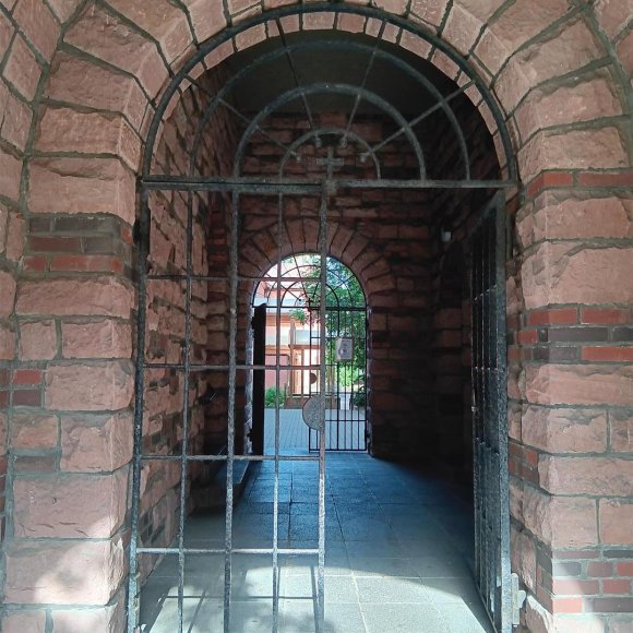 Tor unter Altbau Wohnhaus