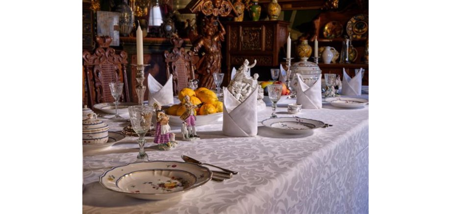 Speisetafel mit Frankenthaler Porzellan im Oraniersaal des Schlosses Erbach