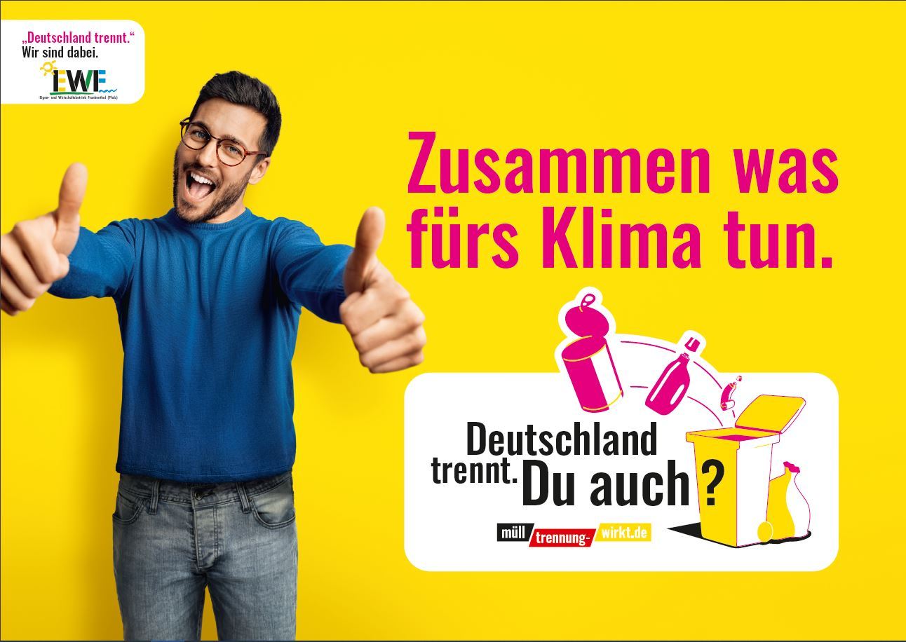 Ein Mann hält begeistert beide Daumen hoch neben dem Aktionslogo. In der oberen linken Ecke befindet sich das EWF Logo