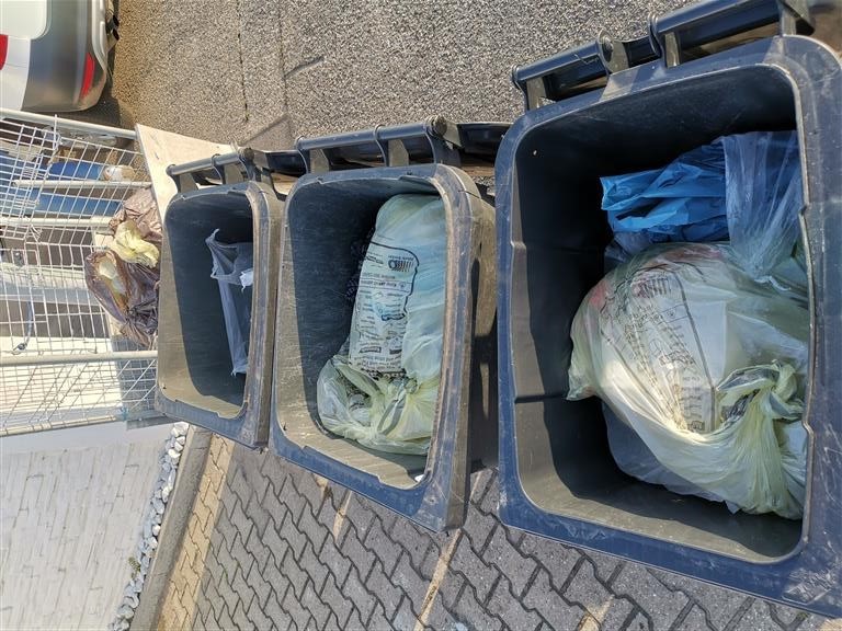 Falsch befüllte Restmüllbehälter