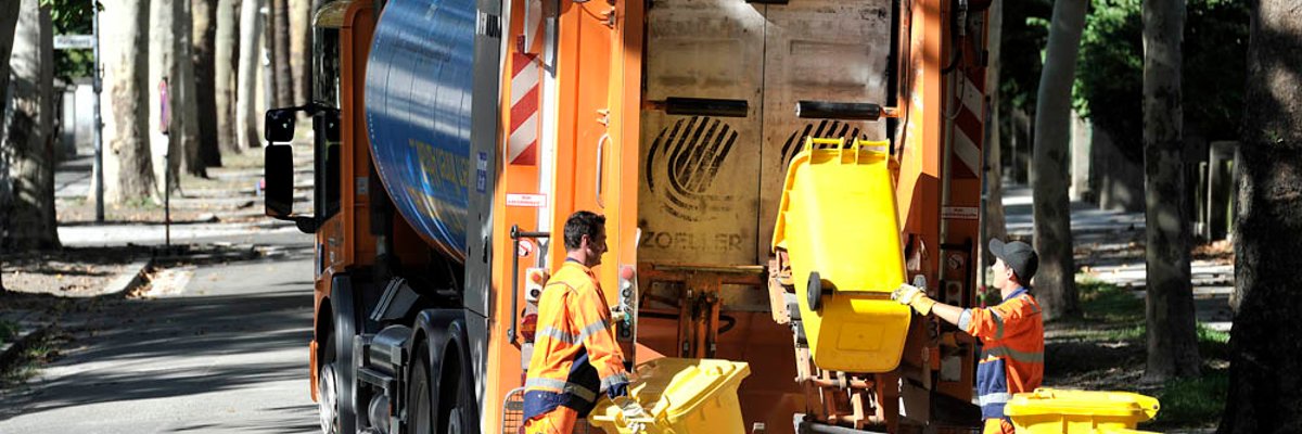 Müllwerker beim Leeren der Papiertonne