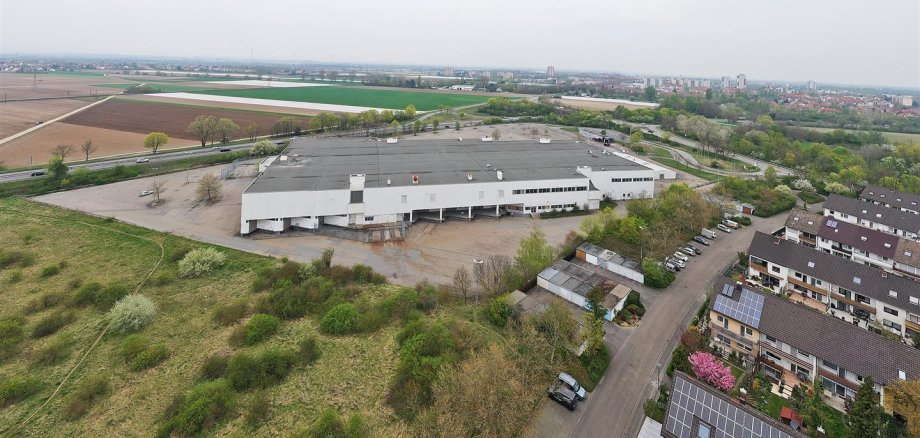 Geländer mit Großmarkt von oben