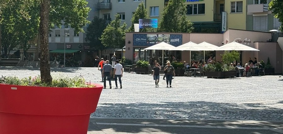 Bunte Blumenkübel Rathausplatz