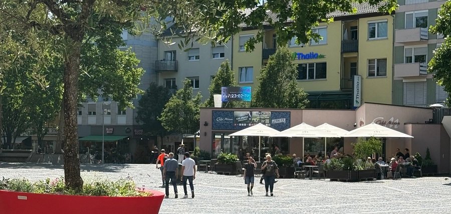 Bunte Blumenkübel Rathausplatz