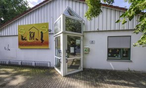 Gebäude mit Eingangstür eines Kindergartens