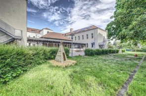 Gebäude des Mehrgenerationenhauses Frankenthal mit Außengelände