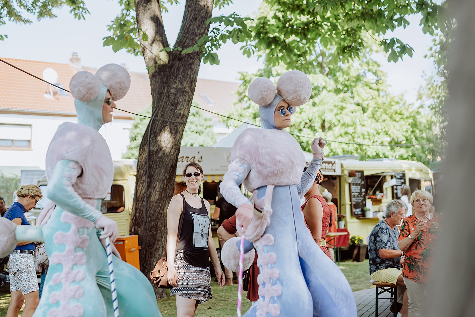 Kostümierte Tänzerinnen