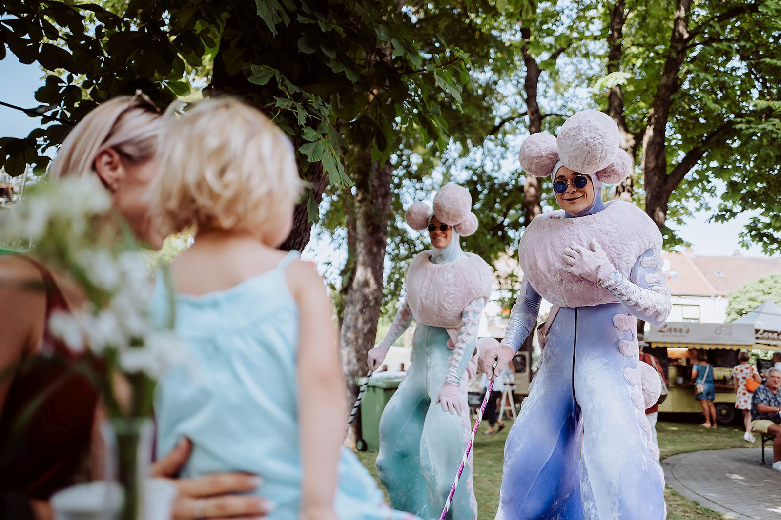 Kostümierte Tänzerinnen 