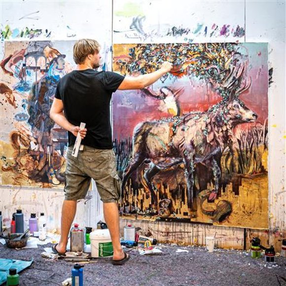Künstler Benjamin Burkard beim erstellen eines Werkes