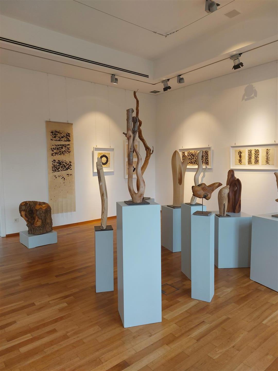 Ausstellung mehrerer Skulpturen