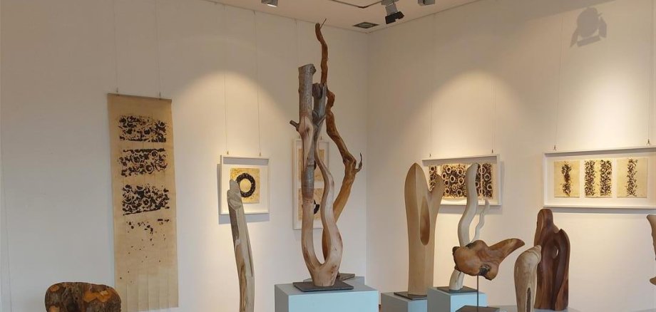 Ausstellung mehrerer Skulpturen