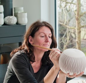 Portrait Petra Benndorf in ihrem Atelier in Fresendorf. Portrait Petra Benndorf in ihrem Atelier in Fresendorf
