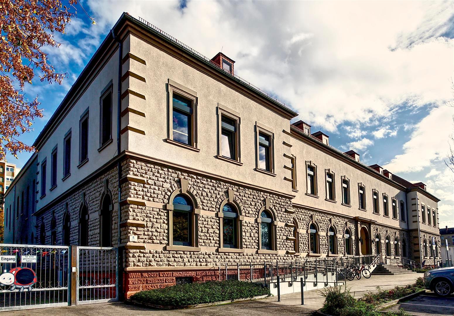 Großes Gebäude mit zwei Fensterreihen übereinander.