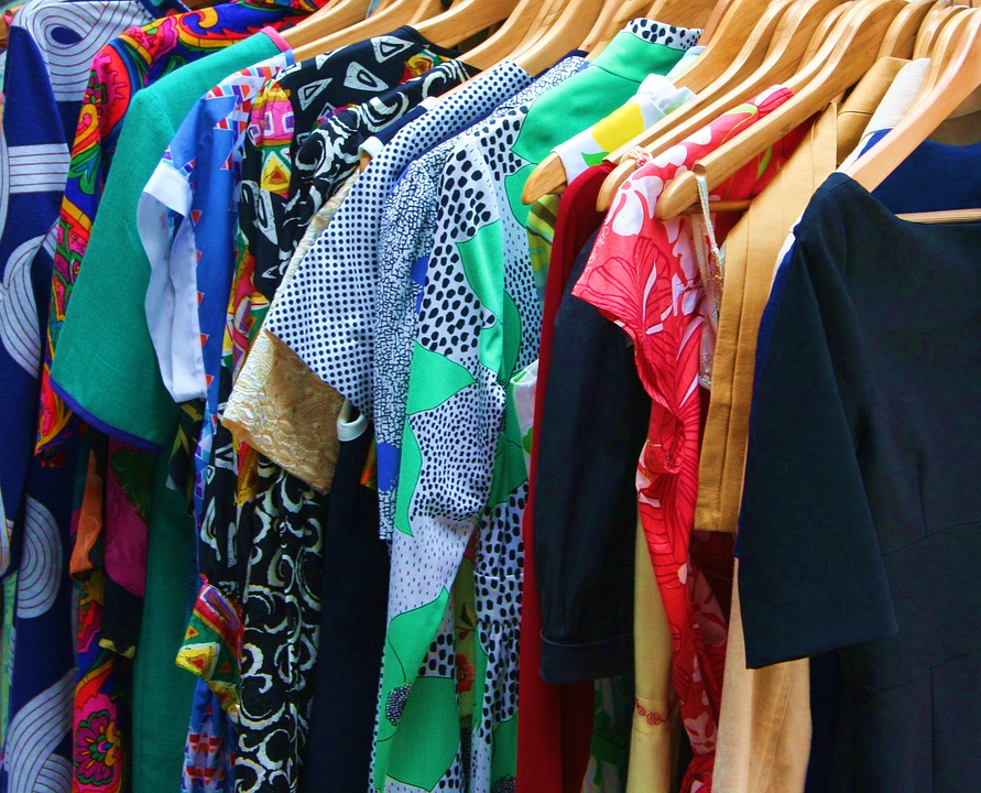 Kleidertausch im MGH Bunte Klamotten auf Kleiderbügeln