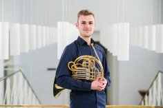 Felix Hüttel Portrait eines Hornisten