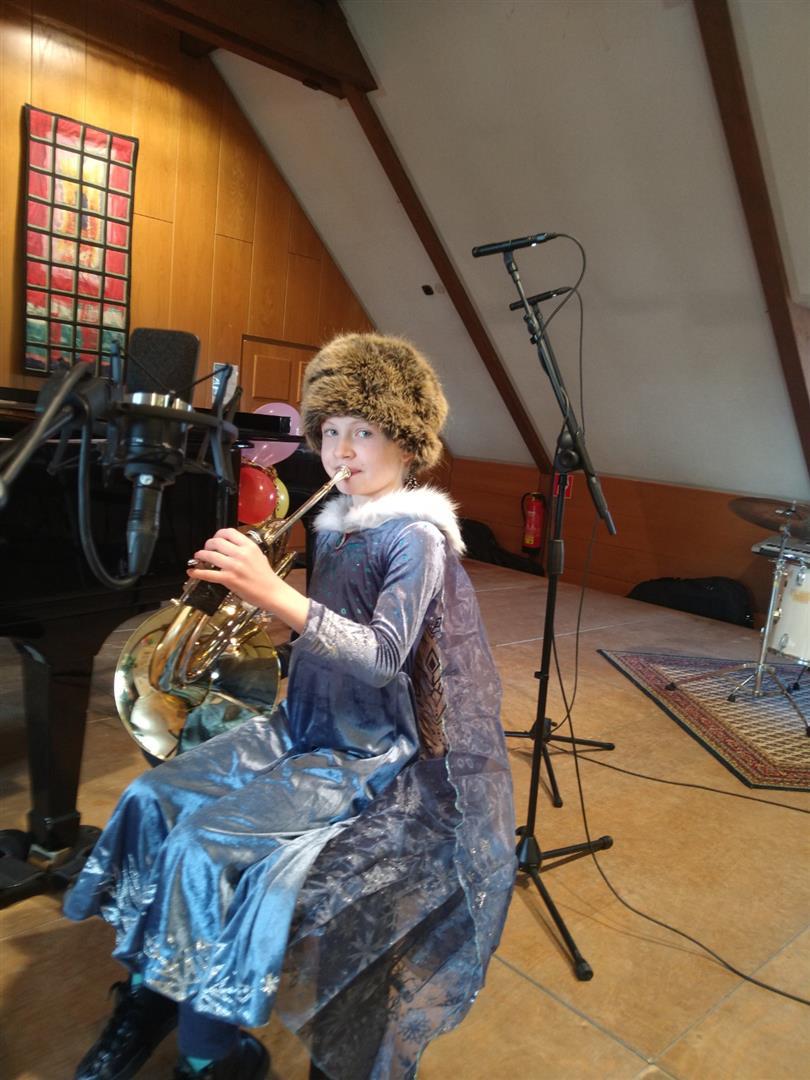 Junge spielt Horn