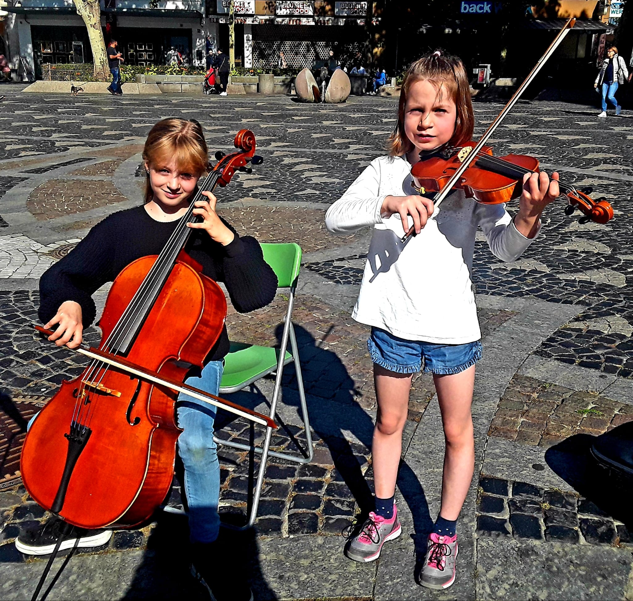 zwei Mädchen mit einer Geige und einem Cello