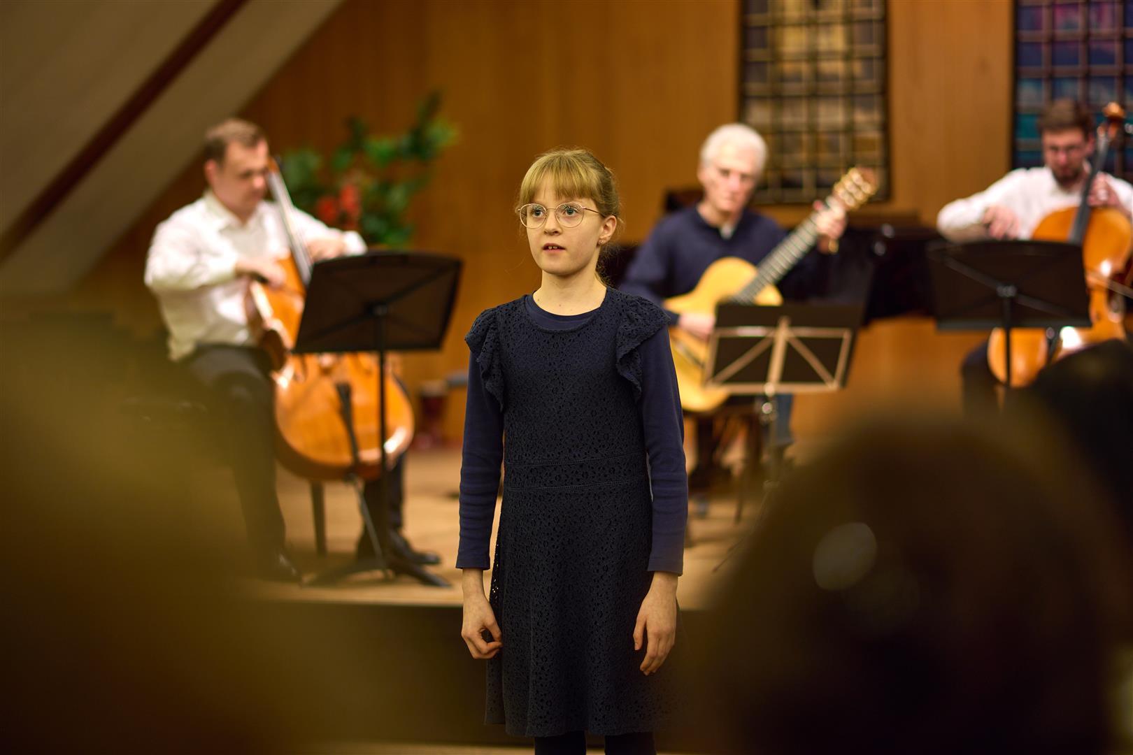 Mädchen in blauem Kleid