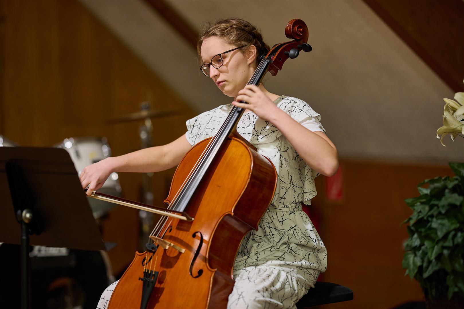 Frau spielt Cello