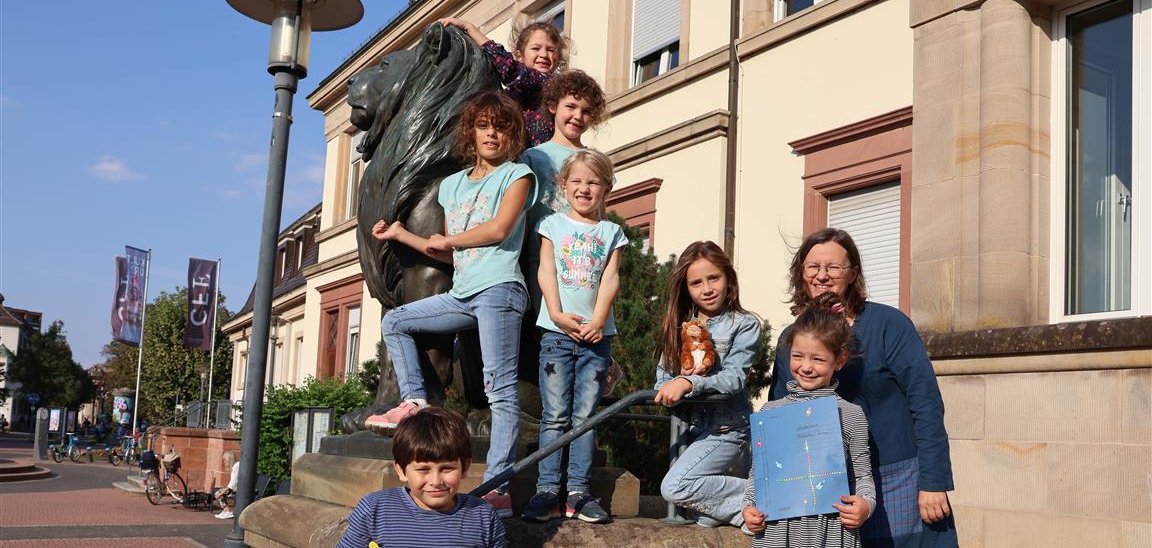 Kinderchor vor der Musikschule